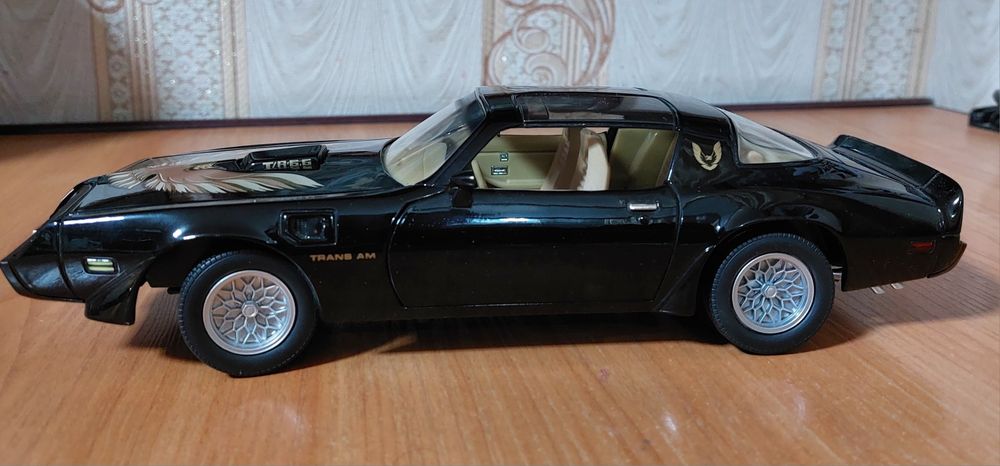 Коллекционная  модель автомобиля 1-18