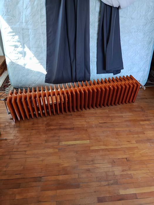 Vând calorifer 150x 25x30 cu robineti