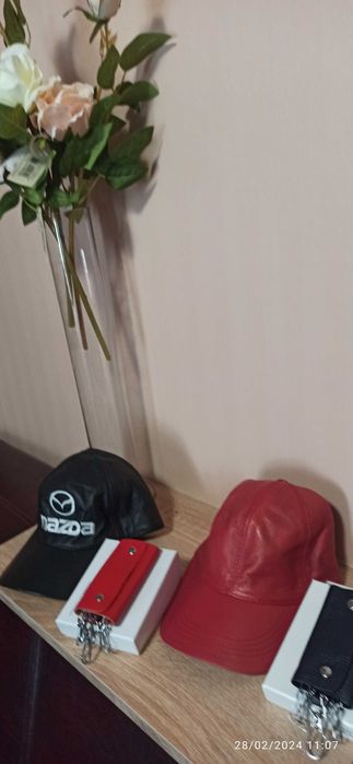 Спортни шапки от естествена агнешка кожа!Различни цветове!