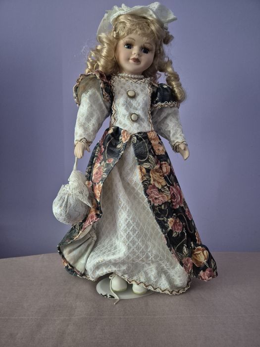 Продавам порцеланова кукла