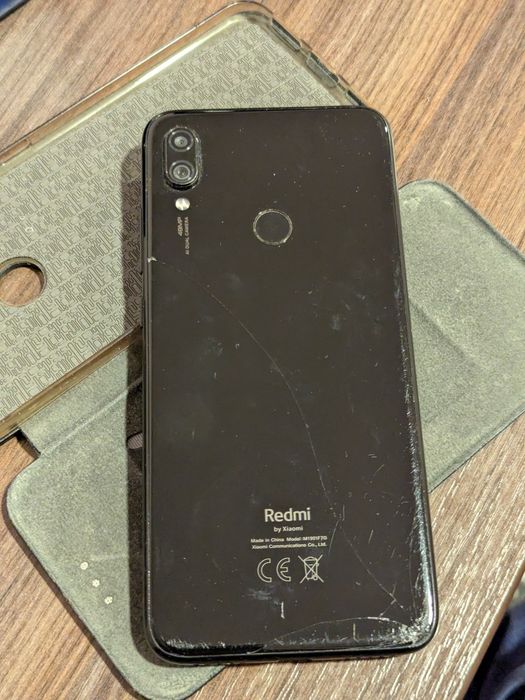 Redmi Note 7 с разбитыми стеклами.