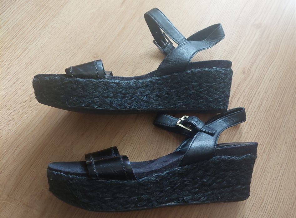 Черни сандали Clarks, номер 39, много запазени.