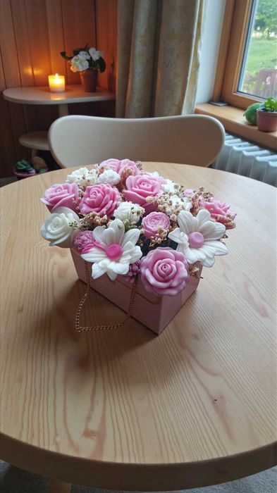 Букет от соев восък в розово и бяло - нежност, която не увяхва.