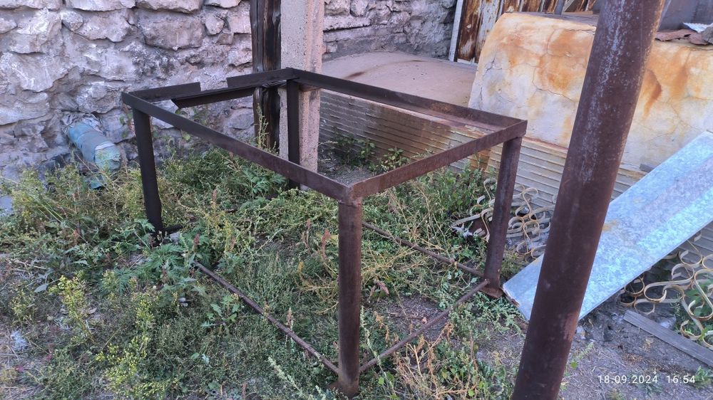 Емкость металлическая объемом 1 м.куб.