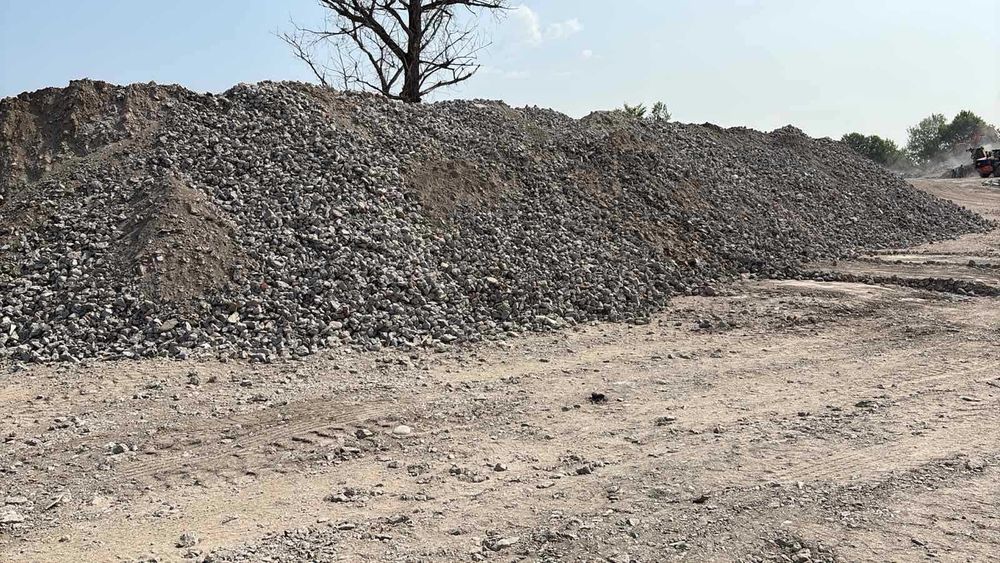 Трошен бетон минал през трошачка и пресевна машина