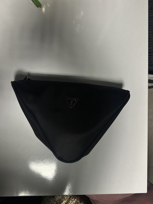 Несесер за грим на марката Guess