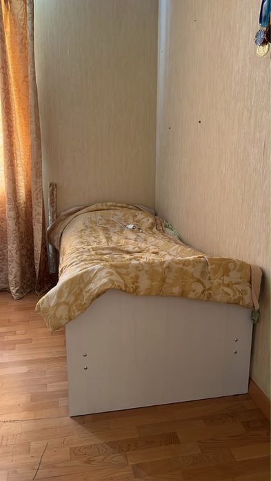 Детская (стол и кровать)