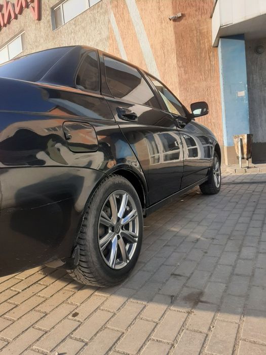 Приора 1 в родной окраске.