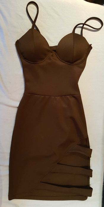 Рокля с изрязани детайли