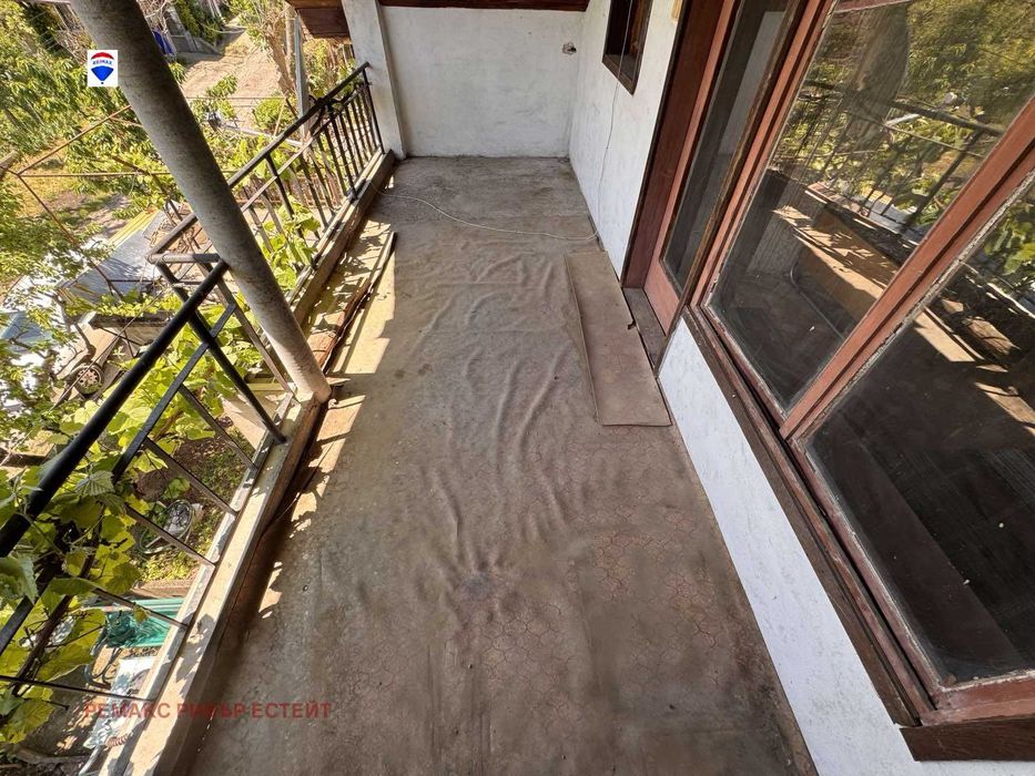 Къща на два етажа за продажба в с. Божичен