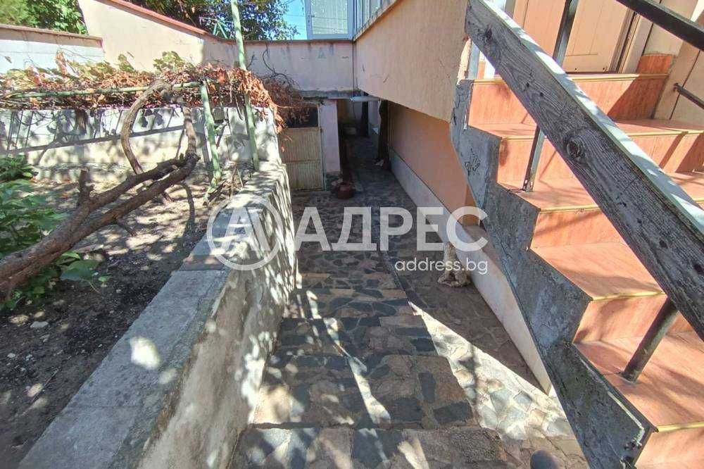Tриетажна къща в тих и спокоен квартал