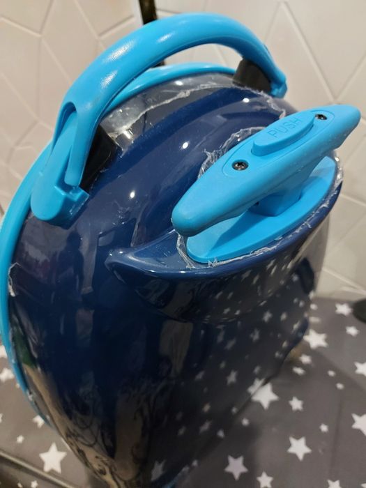 Продам детский чемодан