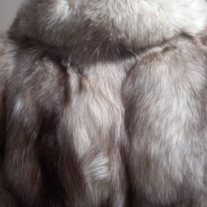 Дамско палто от сребърна лисица