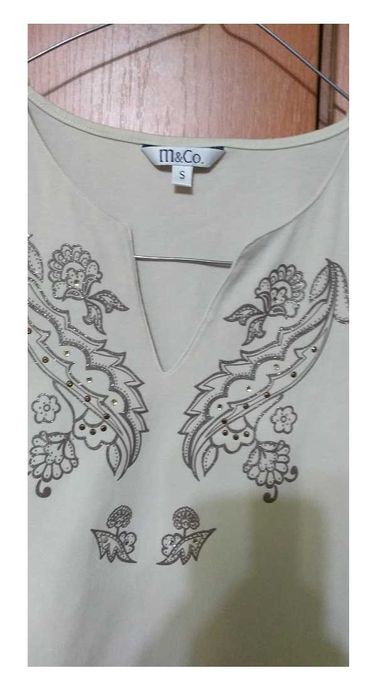 Bluza/ tricou fara maneci M&CO  bej cu imprimeu si strasuri, M