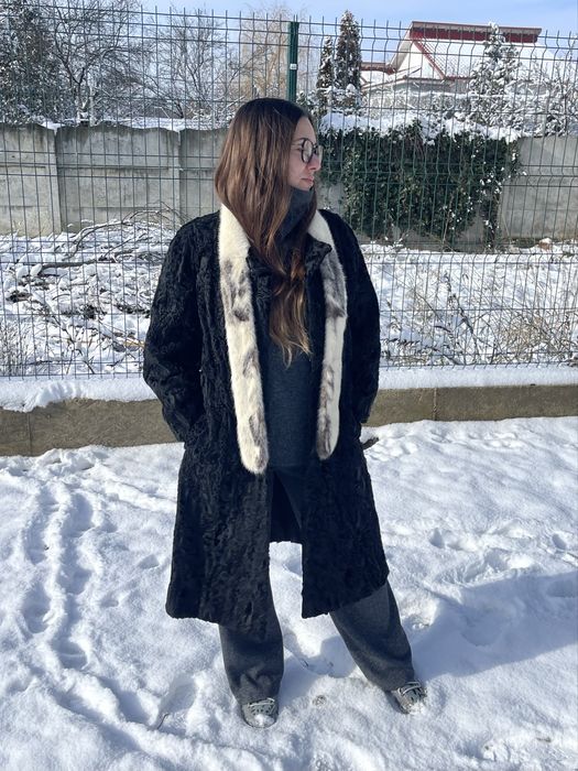 Blana naturala de Astrahan Swakara cu guler de vizon imperial