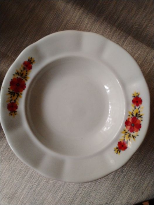 Чинии плитки и дълбоки 1.00 лв.