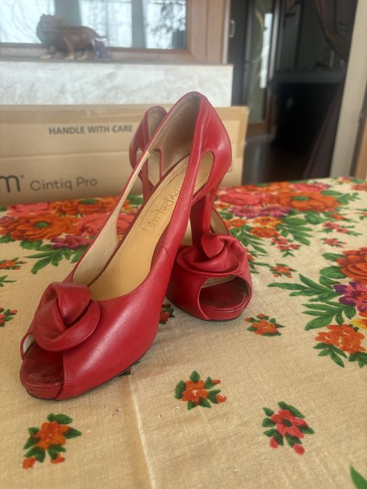 Vand pantofi de ocazie