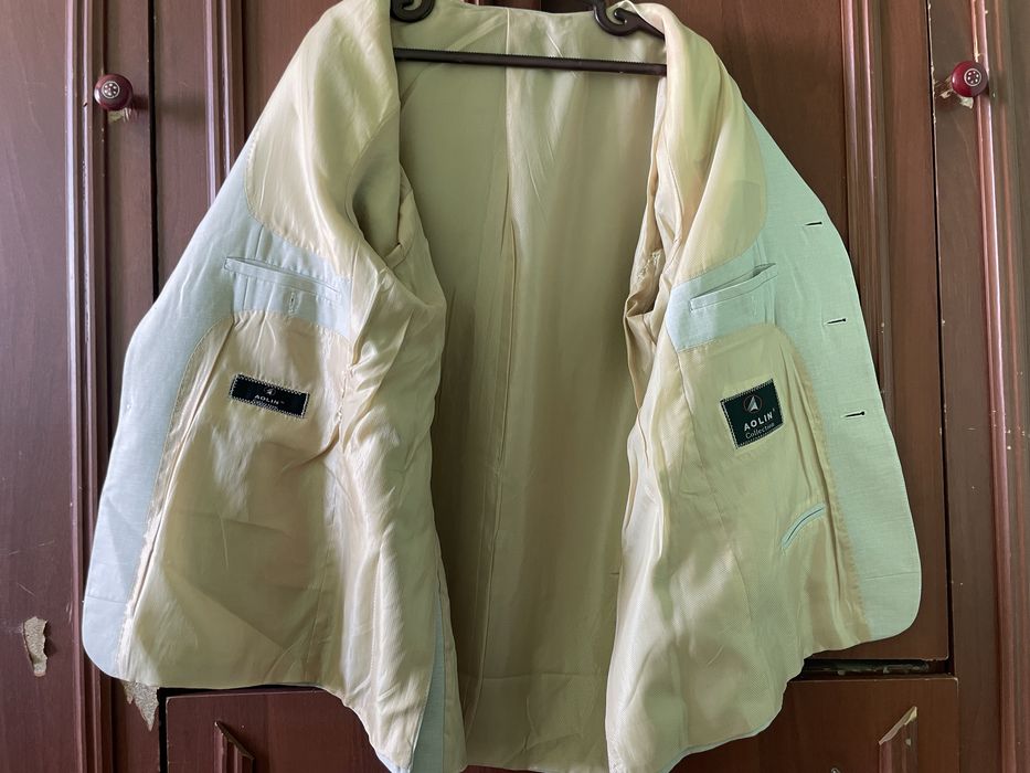 Чиройли костюмлар сотилади.