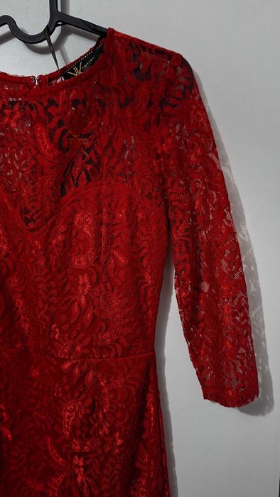 Елегантна червена дантелена рокля – Kardashian Kollection for LIPSY