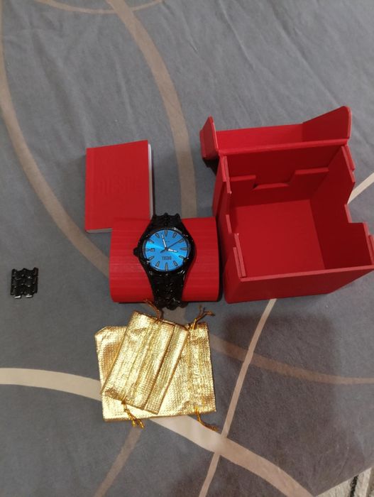 Продавам оригинален часовник дизел..