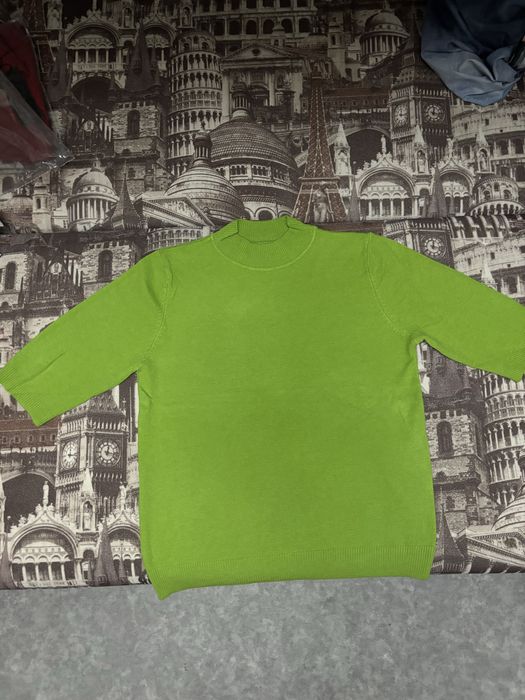 Продаются кофточки, пижамы.