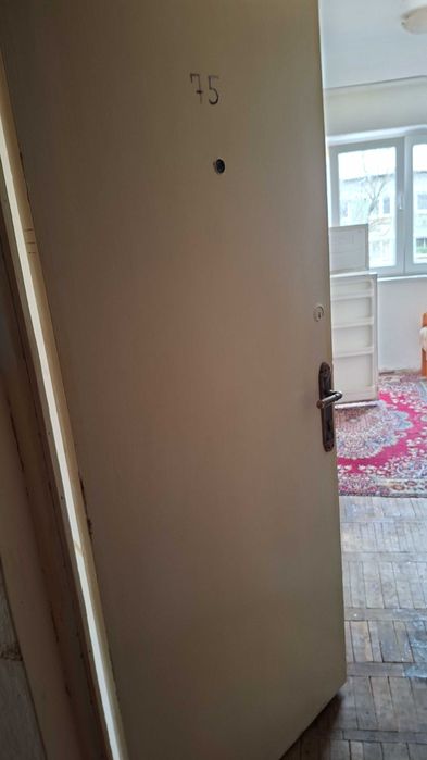 Închiriez garsonieră în libertății la mansardă etajul 4