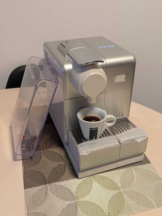 Aparat de Cafea cu capsule Nespresso Delonghi