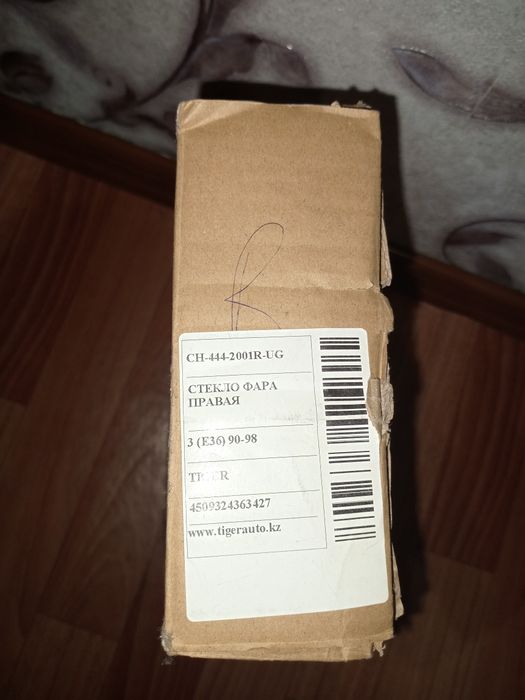 Стекло фара правое BMW E36.
