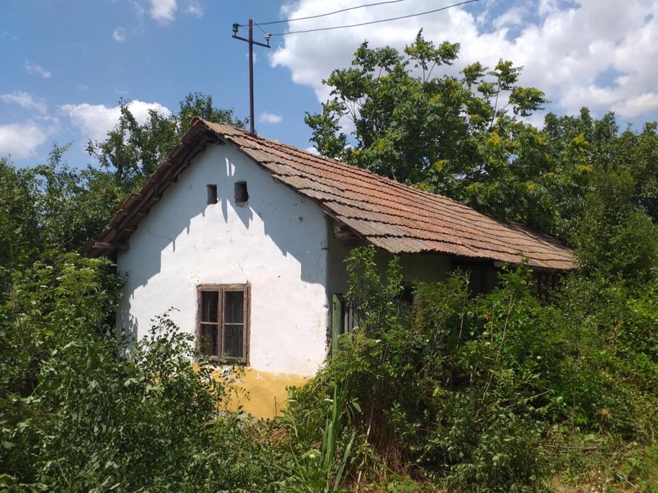 vând CASA DIN CARAMIDA + Anexe + teren