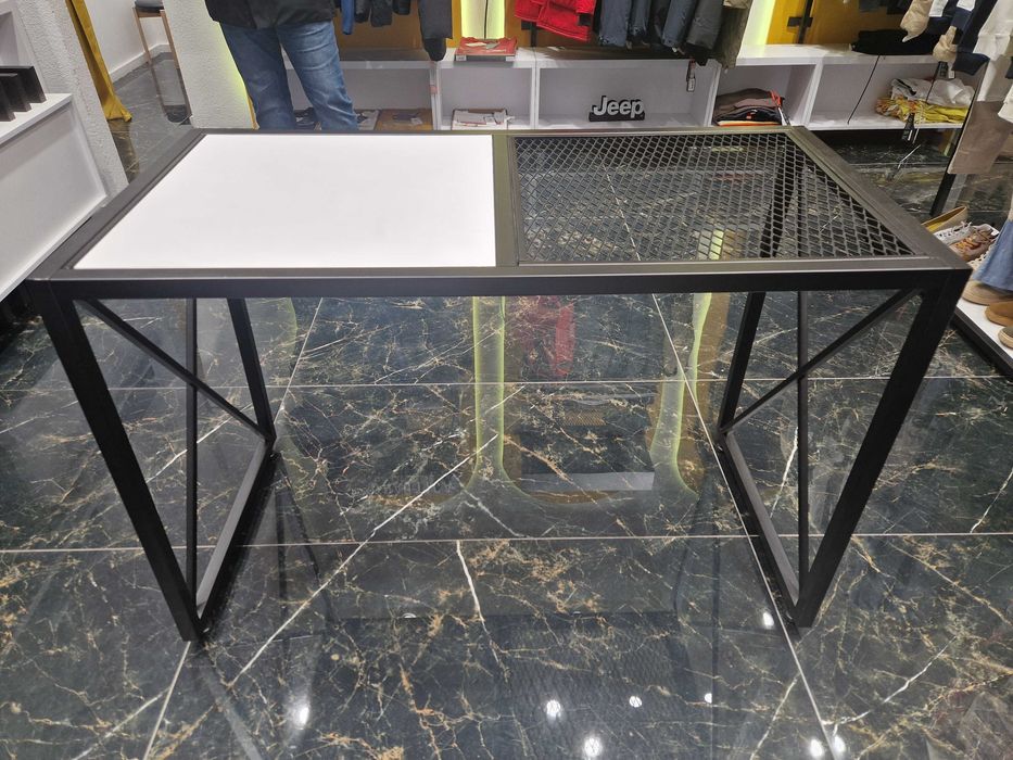 Mobilier metalic pentru magazin – design modern, stare foarte bună