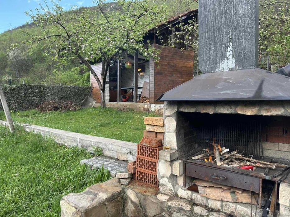 с. Гложене общ.Тетевен обл. Ловеч - къщи с двор