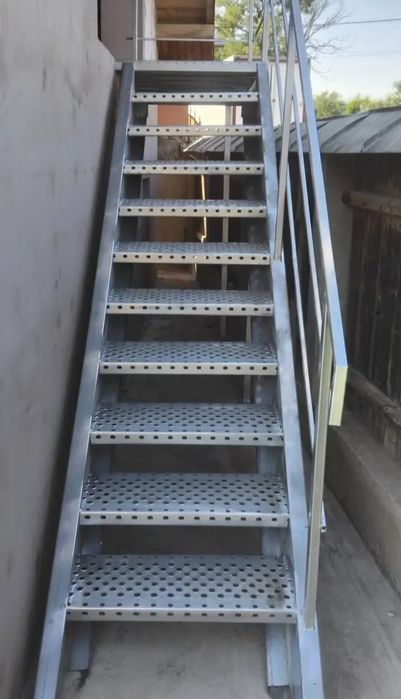 Vand scari metalice