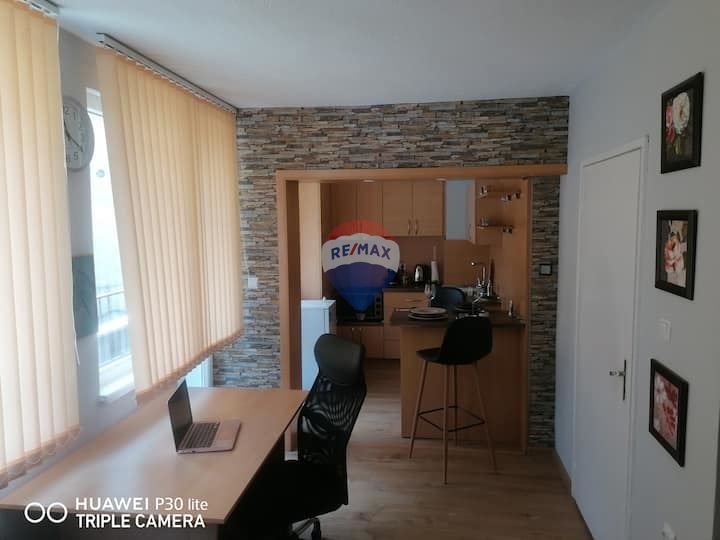 Дава се под наем Ателие в Варна, Окръжна болница - 900 кв.м за 459 € - Снимка #3