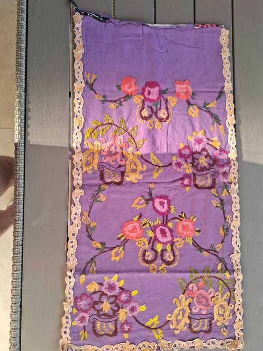 Vând catrință / opreg vechi din Banat – culoare lila/mov (piesă rară), broderie florală