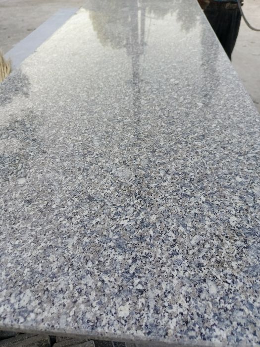 Кухни стол ва деразага плитка