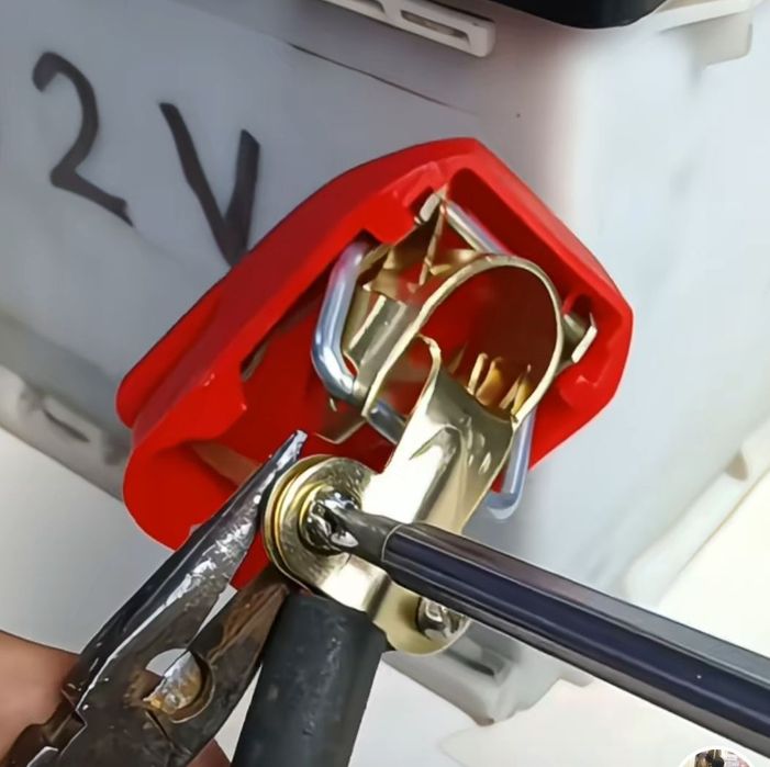 Зажимное устройство для аккумулятора