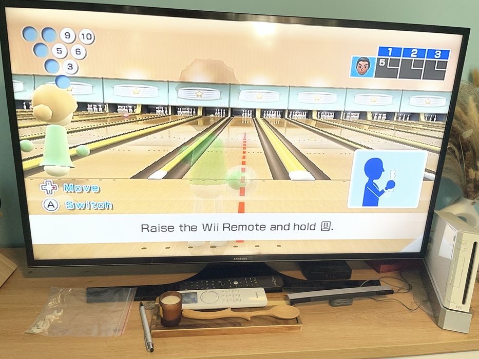Nintendo Wii работещо с два контролера и три игри