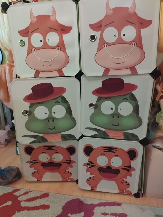 Лампа,шкаф за играчки и пътечка.