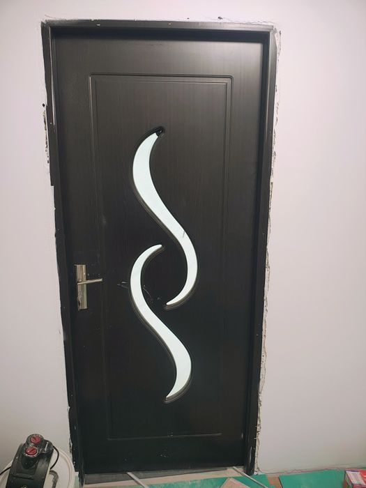 3 usi în stare bună