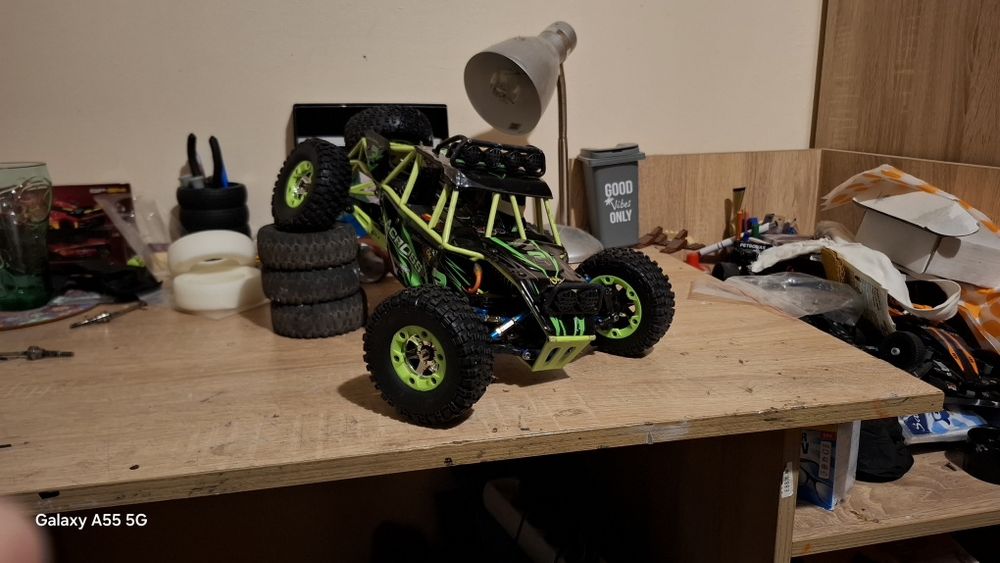 Rc кола Wltoys12428 тежко модифицирана ,направена изцяло за асфалт ,със състезателно окачване-4x4 + резервни части