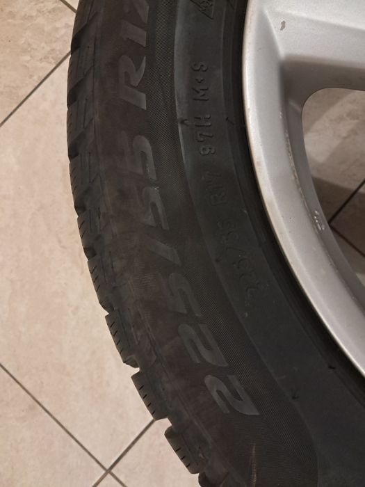 Продавам зимни гуми Pirelli 225 55 17 комлект с джанти 5х114,3