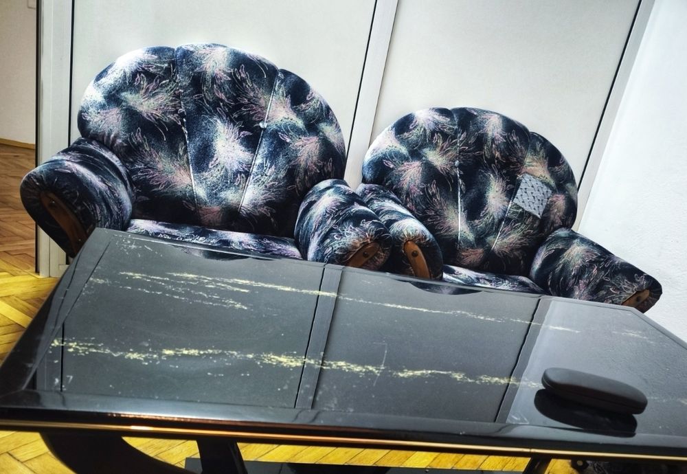 Триместен, разтегателен диван и два фотьойла