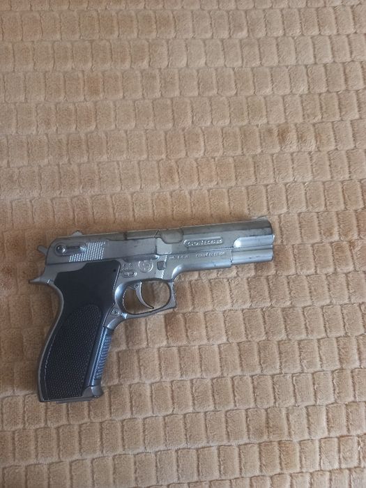 Pistol cu capse.
