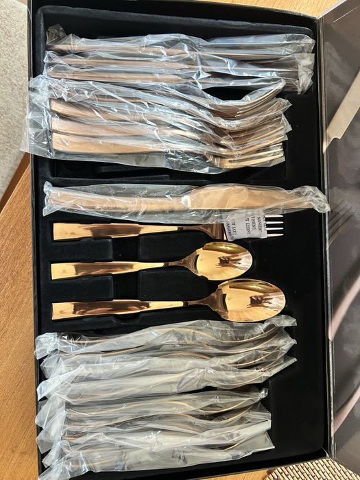 Комплектът прибори за хранене е модел PRO-2402