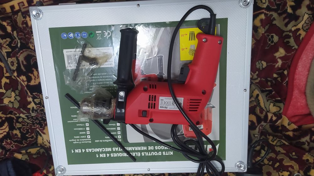 Vînd geanta de aluminiu cu scule