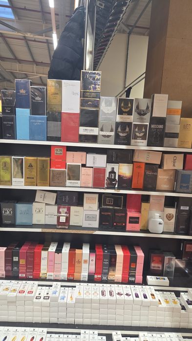 Vând orice tip de parfum aflat în poză.