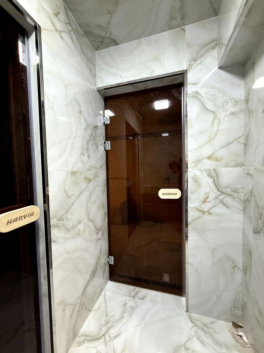 Устанавливаем душевые кабины зеркала ониксы орг стекла на заказ