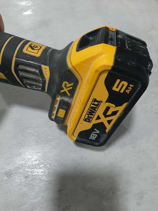 Акумулаторен безчетков ъглошлайф Dewalt DCG405 + батерия 5.0Ah