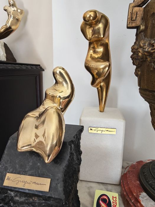 Statuetă bronz,soclu marmură, semnată M.Guguianu