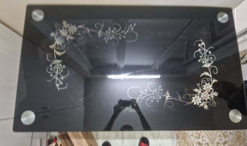 Продаеться стол и стулья